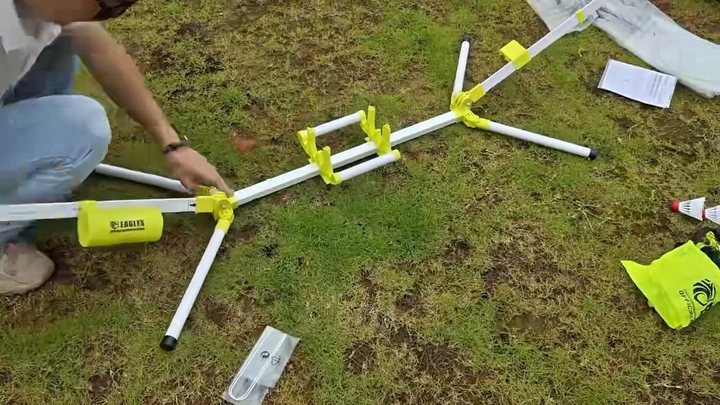A long capped round foot being inserted into a yellow end hub